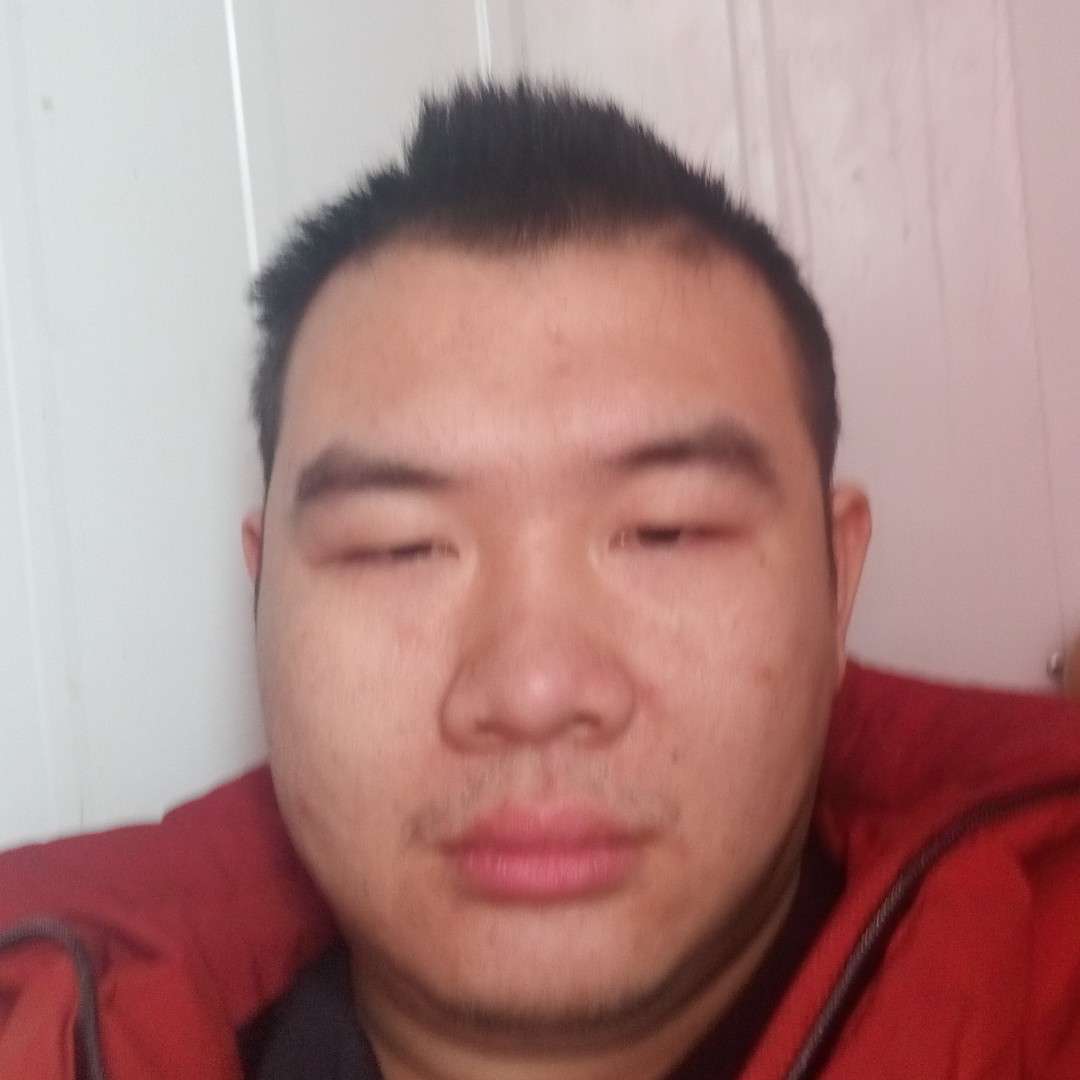 朴实扯数据线的照片