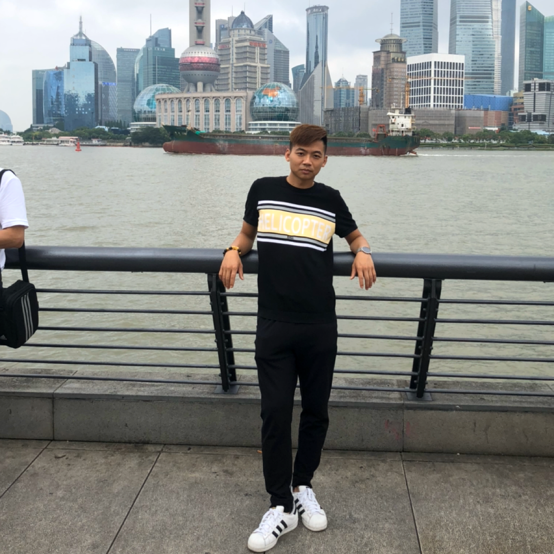 优雅漫步黑夜的照片