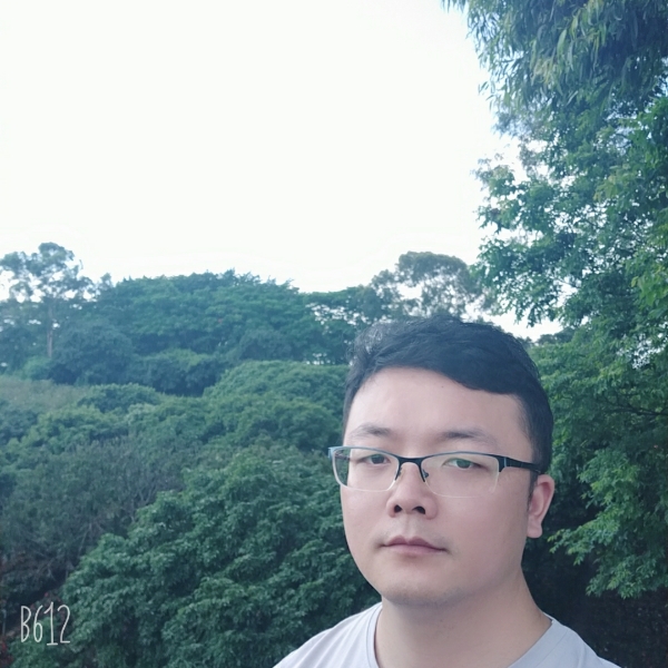 俊逸浅吻醉月的照片