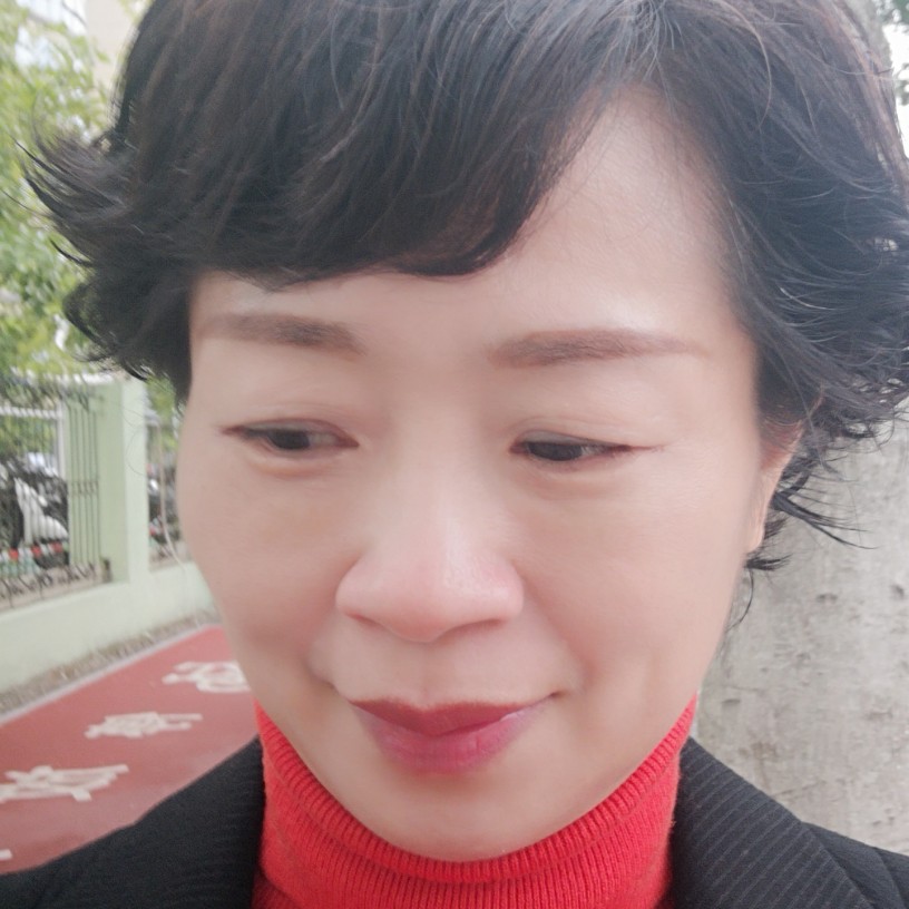 阳光下的蓝天的照片