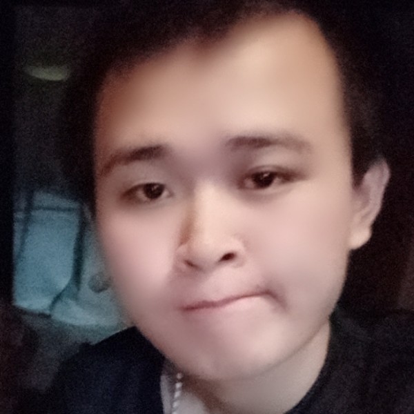 眯眯眼等待灯泡的照片