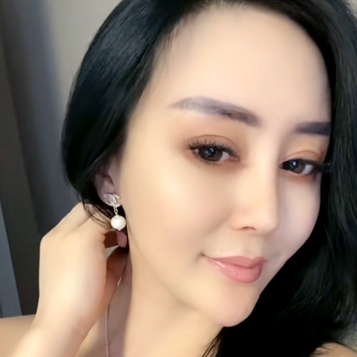 小馒头浅吻香蕉的照片