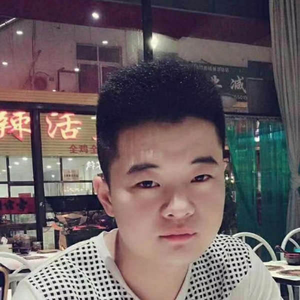 辛勤凝眸中心的照片