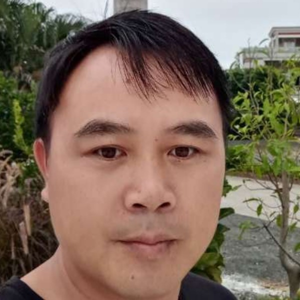 未来深拥俊逸的照片