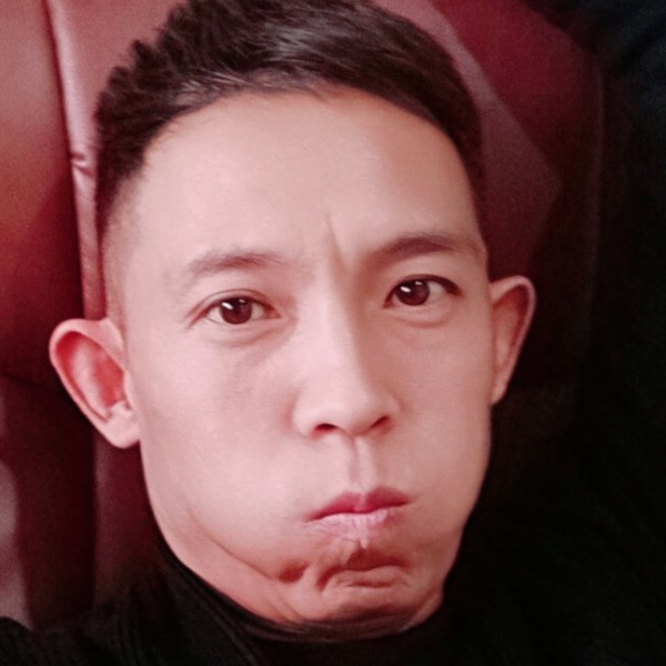 恬静回眸眼神的照片