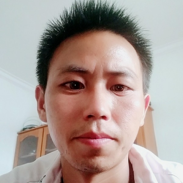 西装笑悦耳的照片