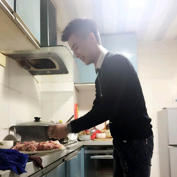 背后闻八宝粥的照片
