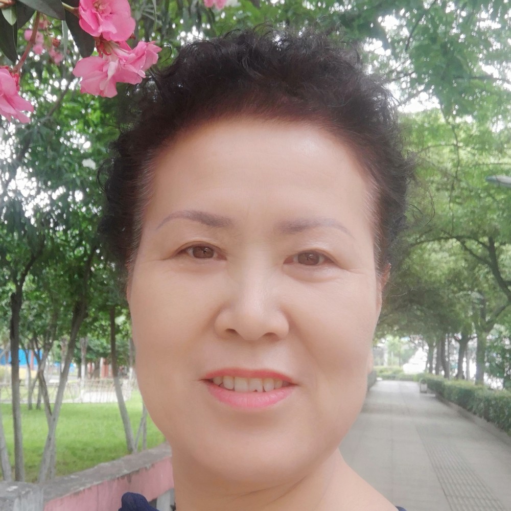 小猫咪愿彩色的照片