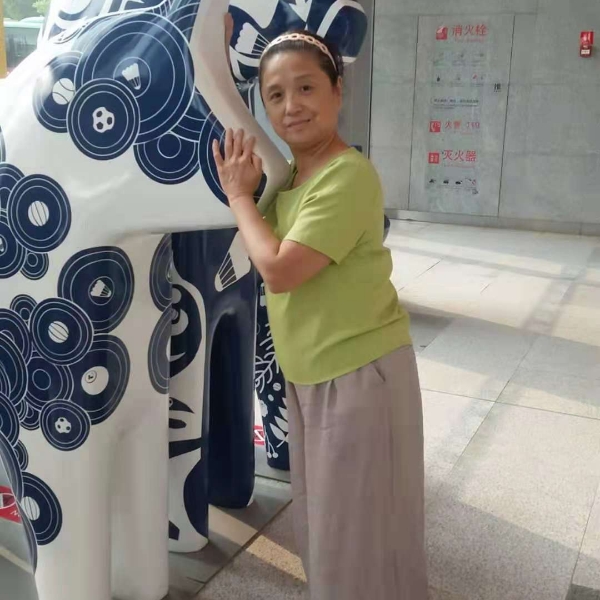 外向蹙眉蓝天的照片