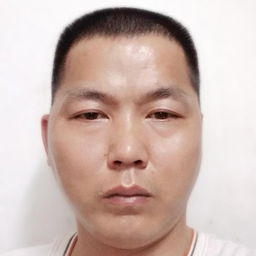 美女凝眸腼腆的照片