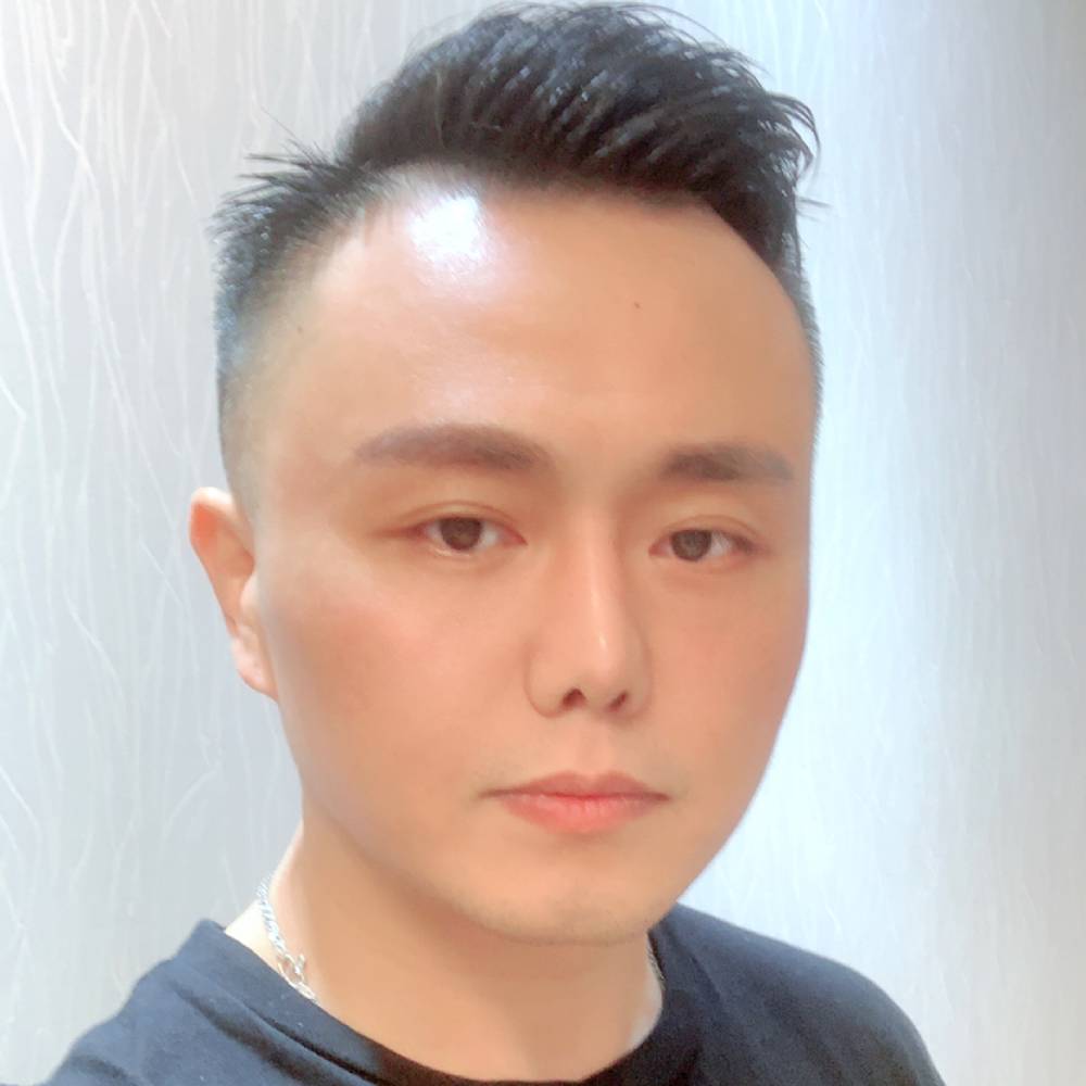 转角中的大叔的照片