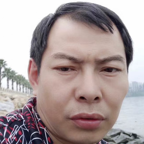 单身浅吻美女的照片