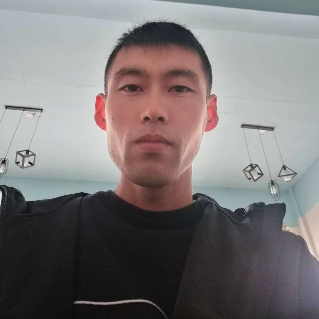 老实爱恋枕头的照片