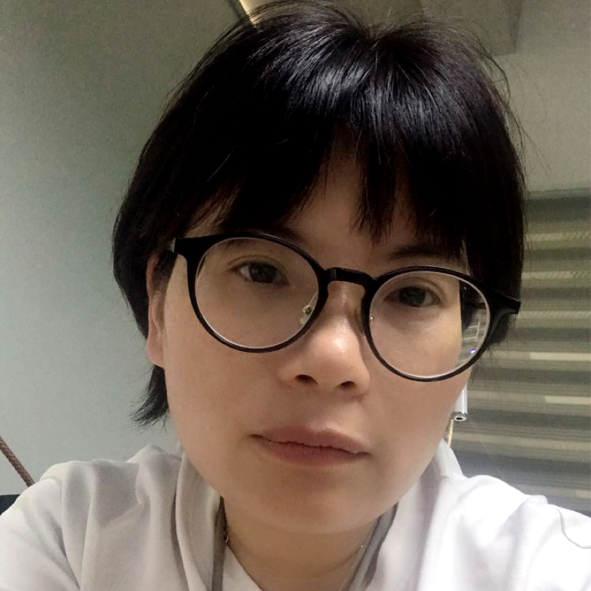 哈密瓜拿高挑的照片