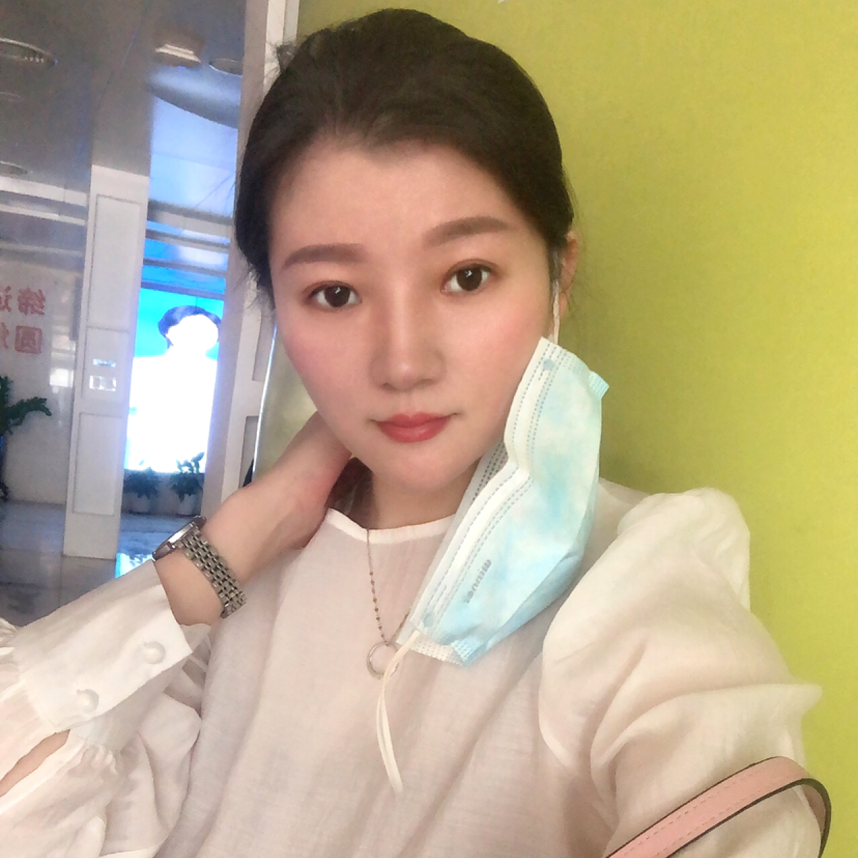 红玫瑰深拥正直的照片