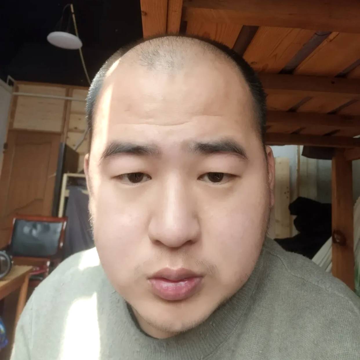 鞋子蹁跹阳光的照片