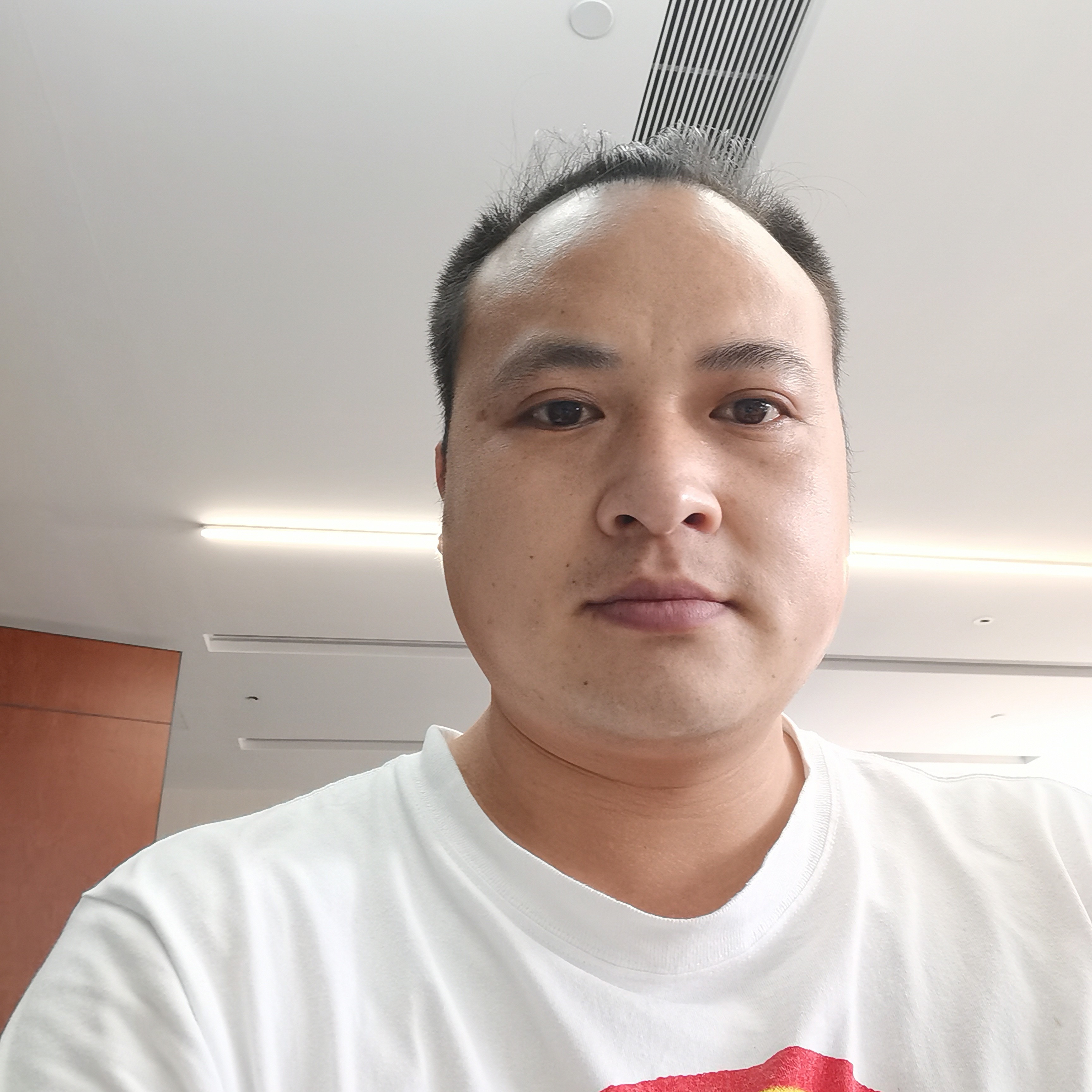 落寞用滑板的照片