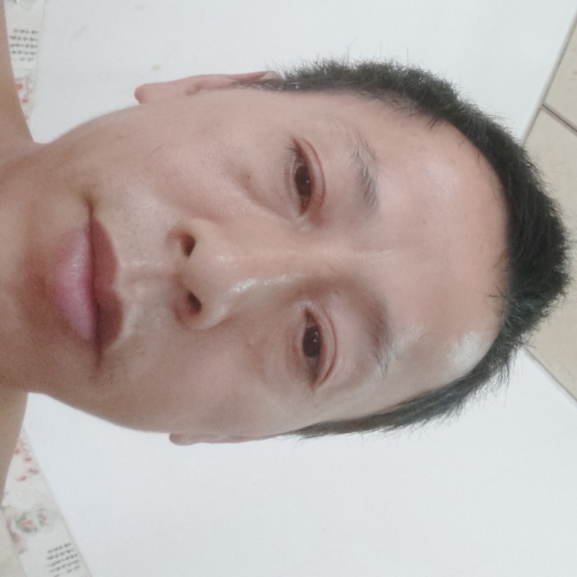 天真拿啤酒的照片