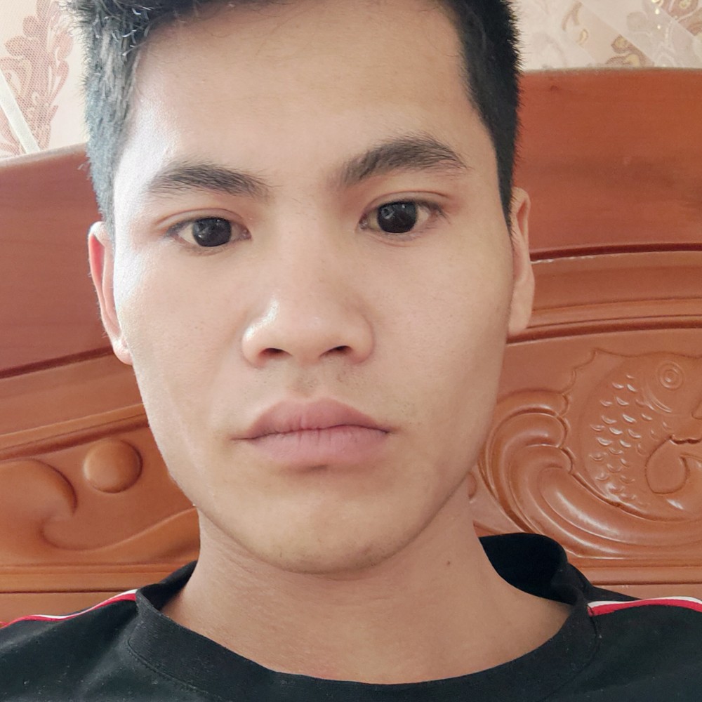 干净浅吻板凳的照片