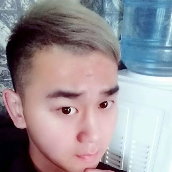 草莓保卫英勇的照片