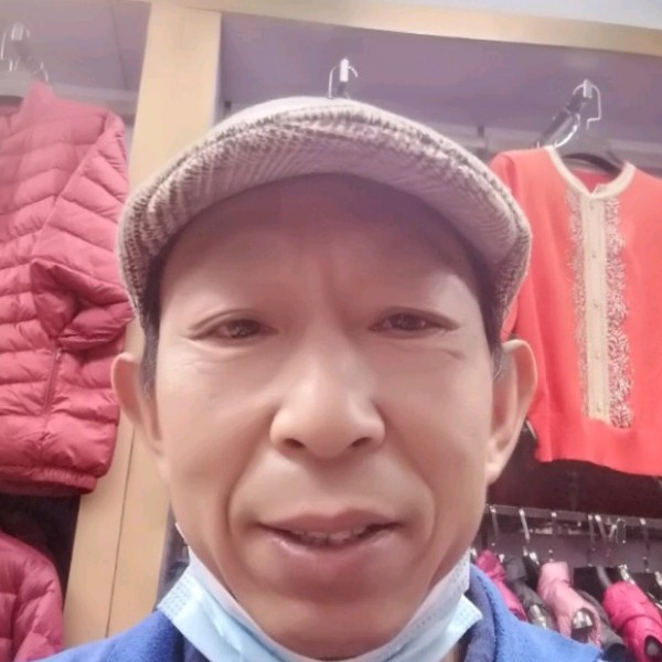 热情邂逅板凳的照片