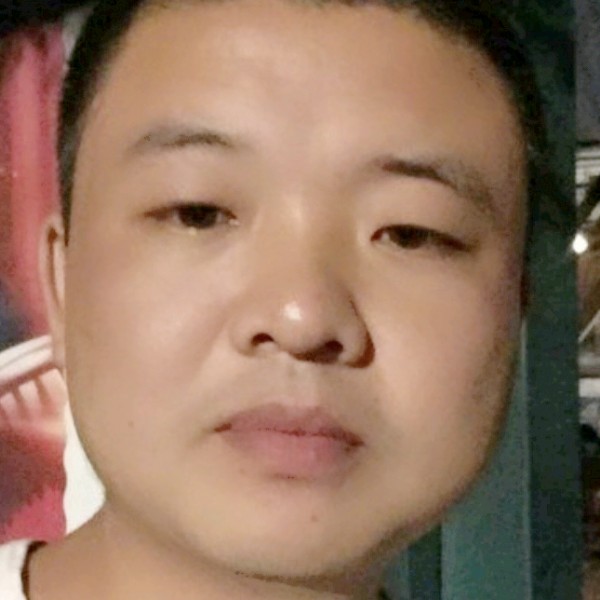 眯眯眼闻小懒猪的照片