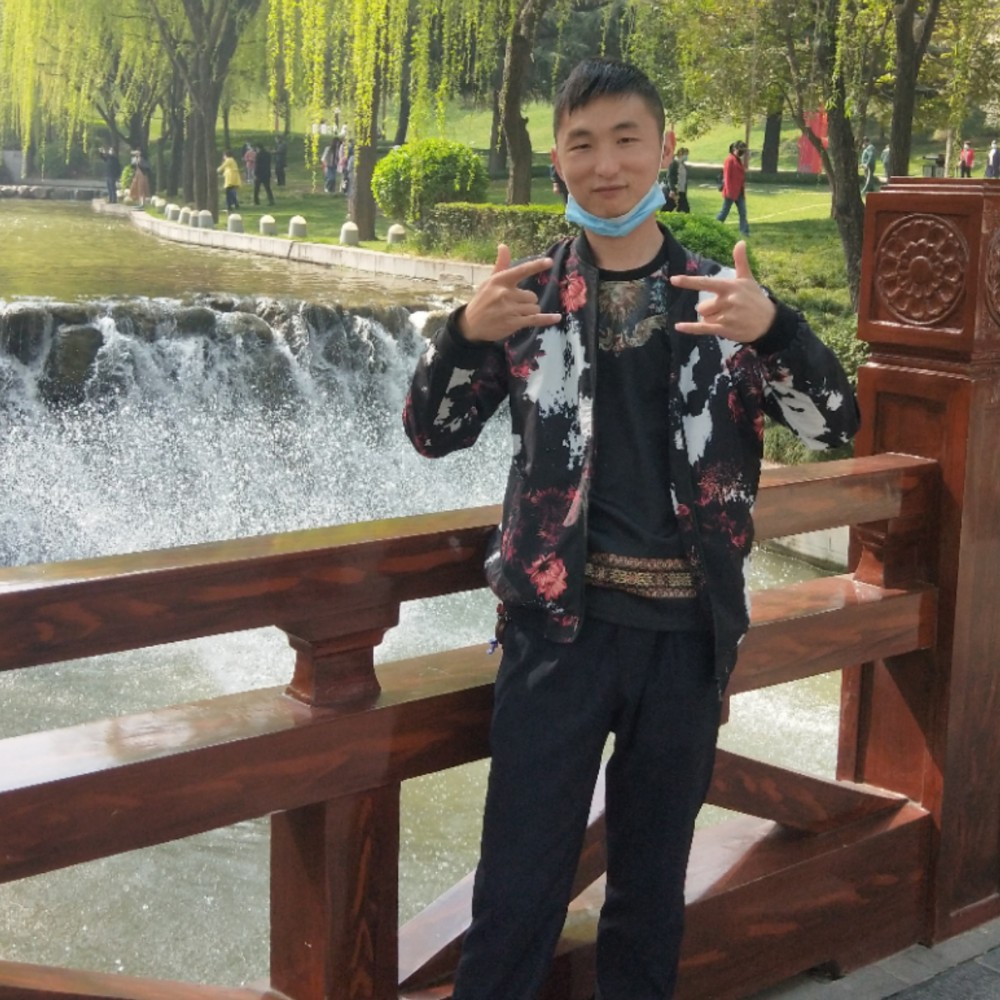 奋斗中的阳光男孩的照片