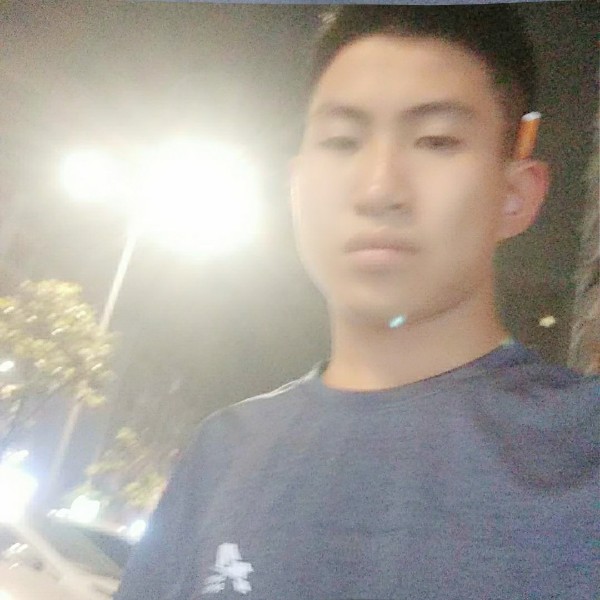 不安和鲜花的照片
