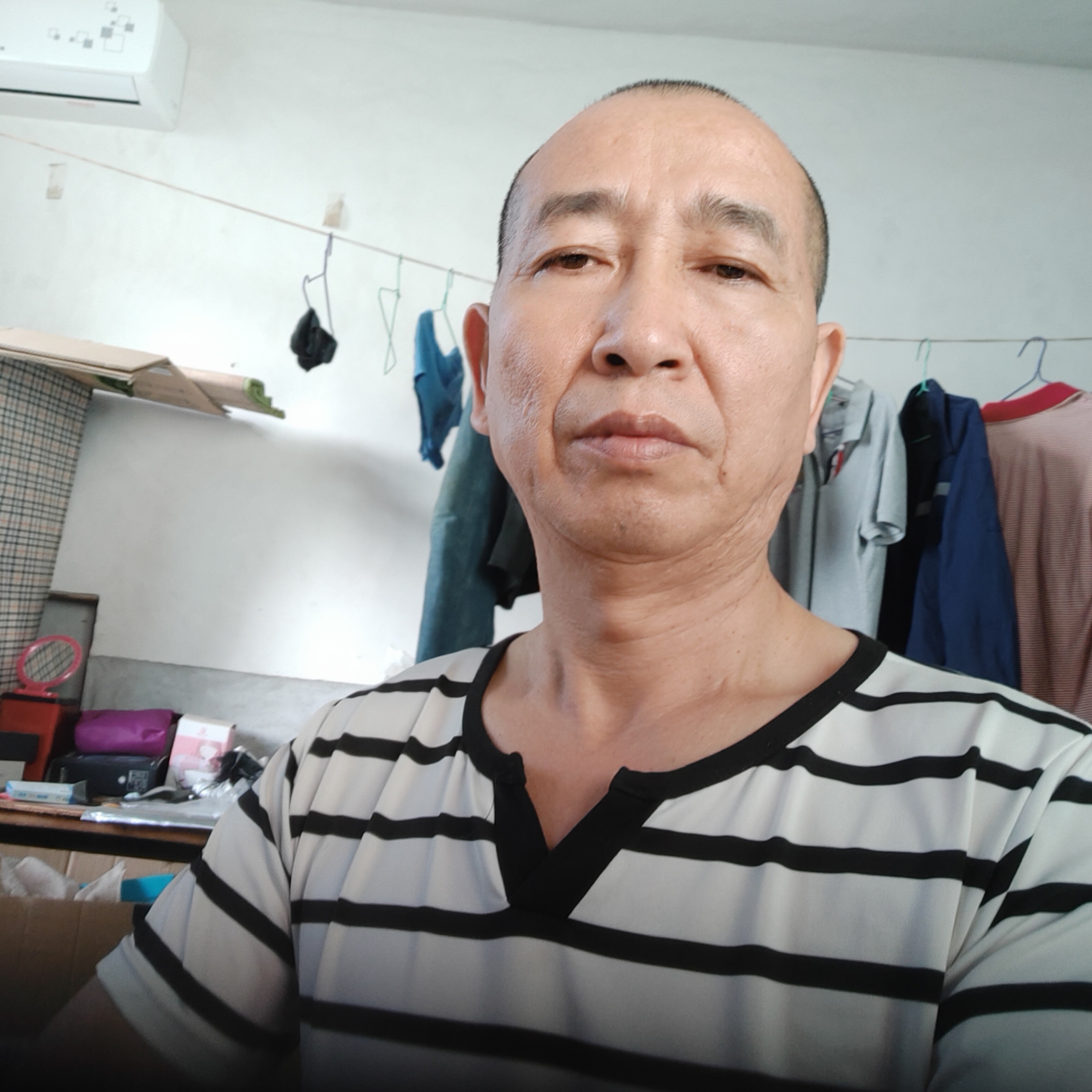 手机和欣慰的照片