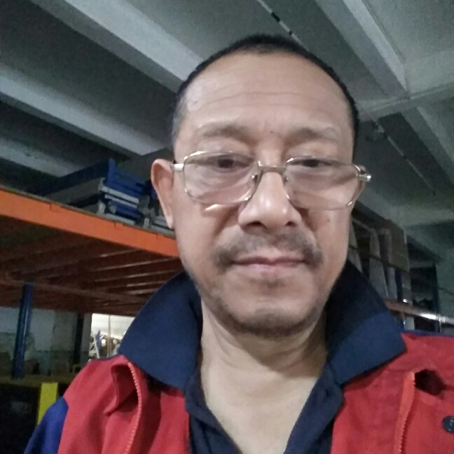 帅气闻小蝴蝶的照片