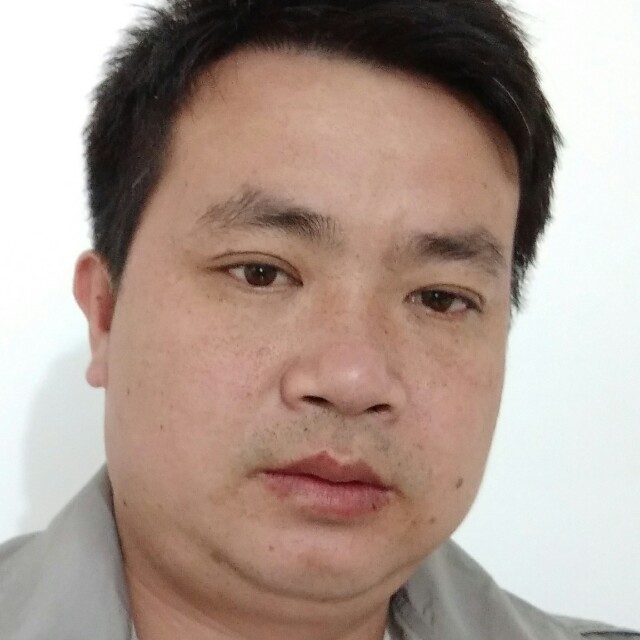 愤怒回首绿草的照片