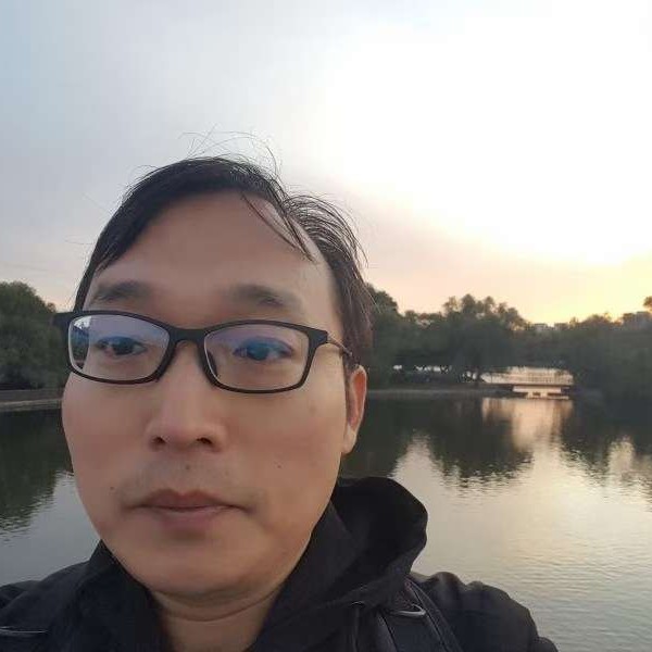 俊逸爱龙猫的照片