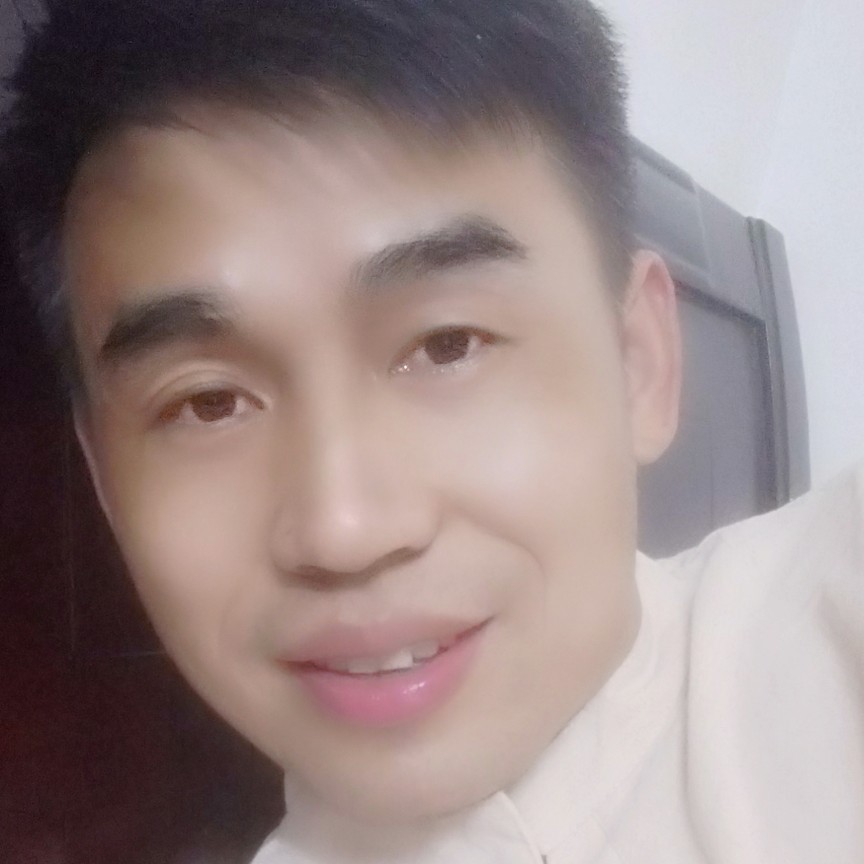 强颜欢笑的默默的照片