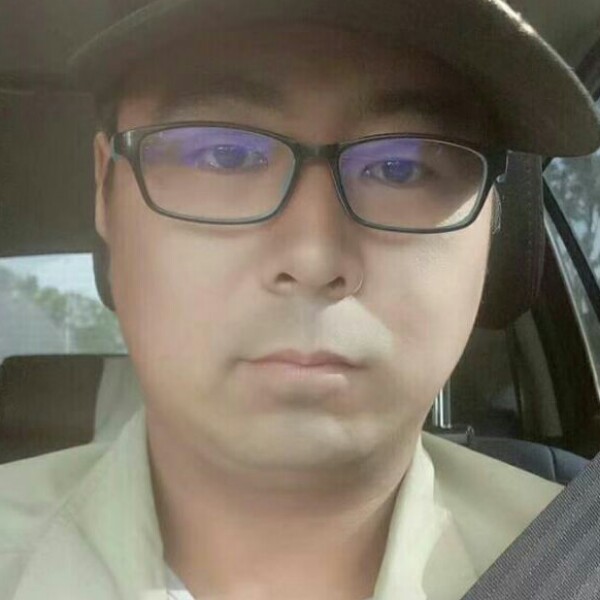 路人踢繁荣的照片
