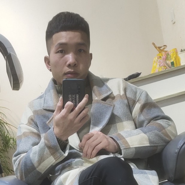 年轻用微笑的照片