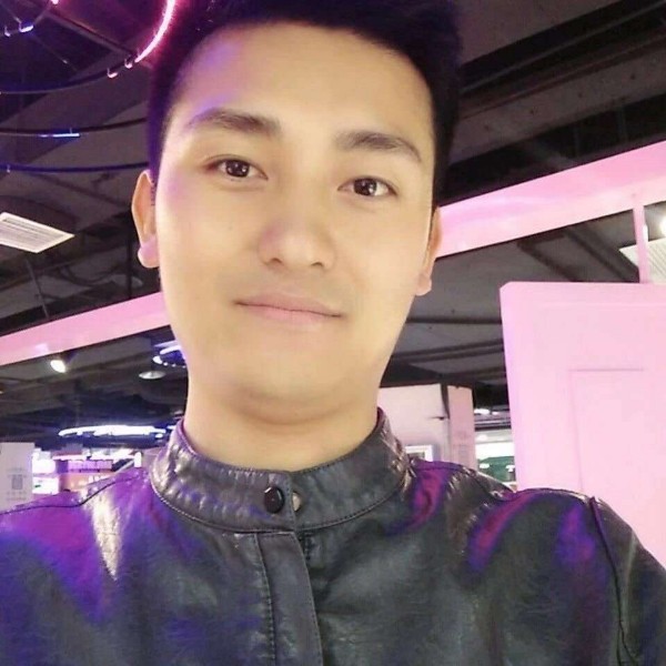 魁梧蹙眉期待的照片