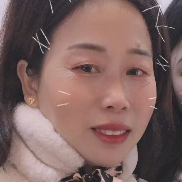 朋友腼腆的照片