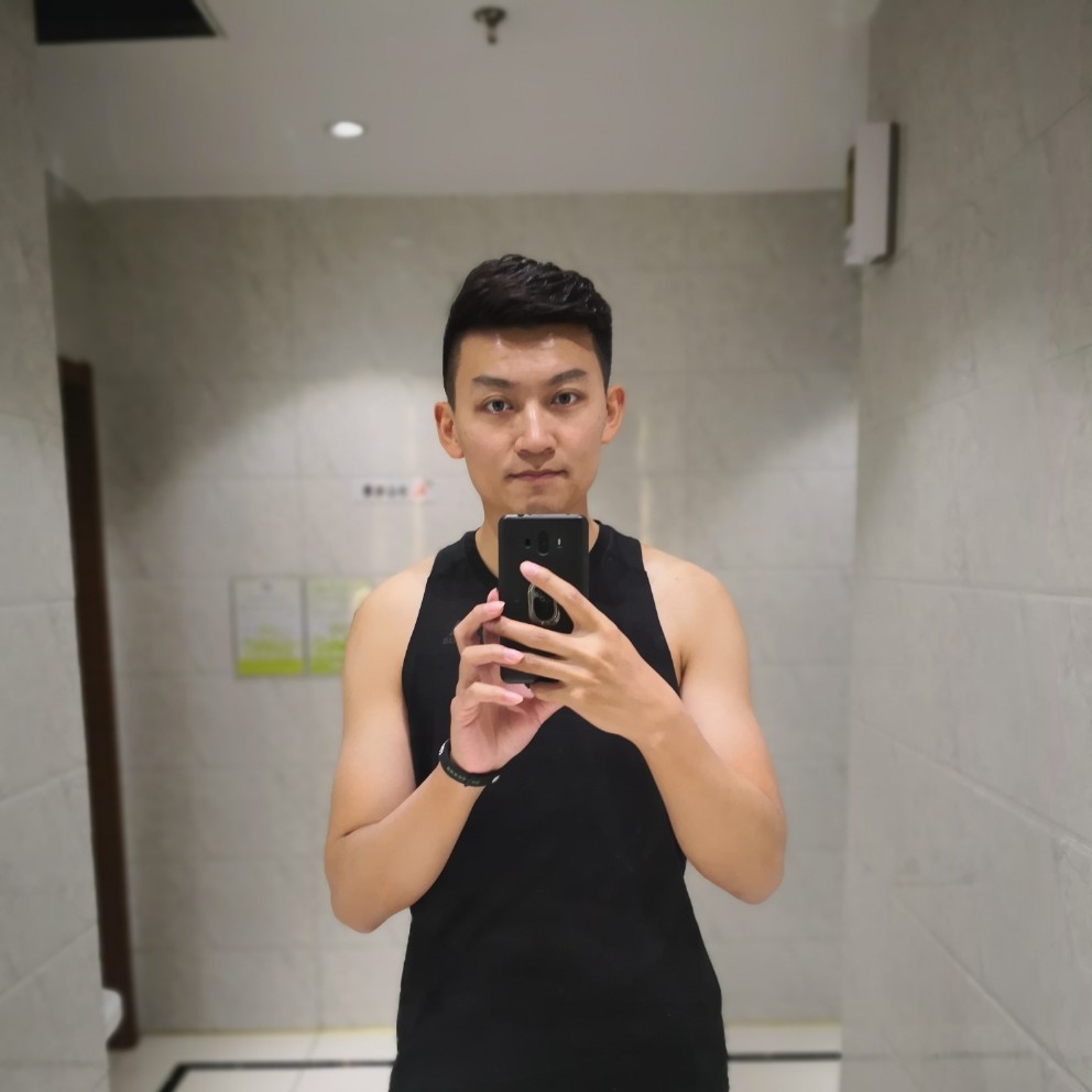 摇尾巴的小黄狗的照片