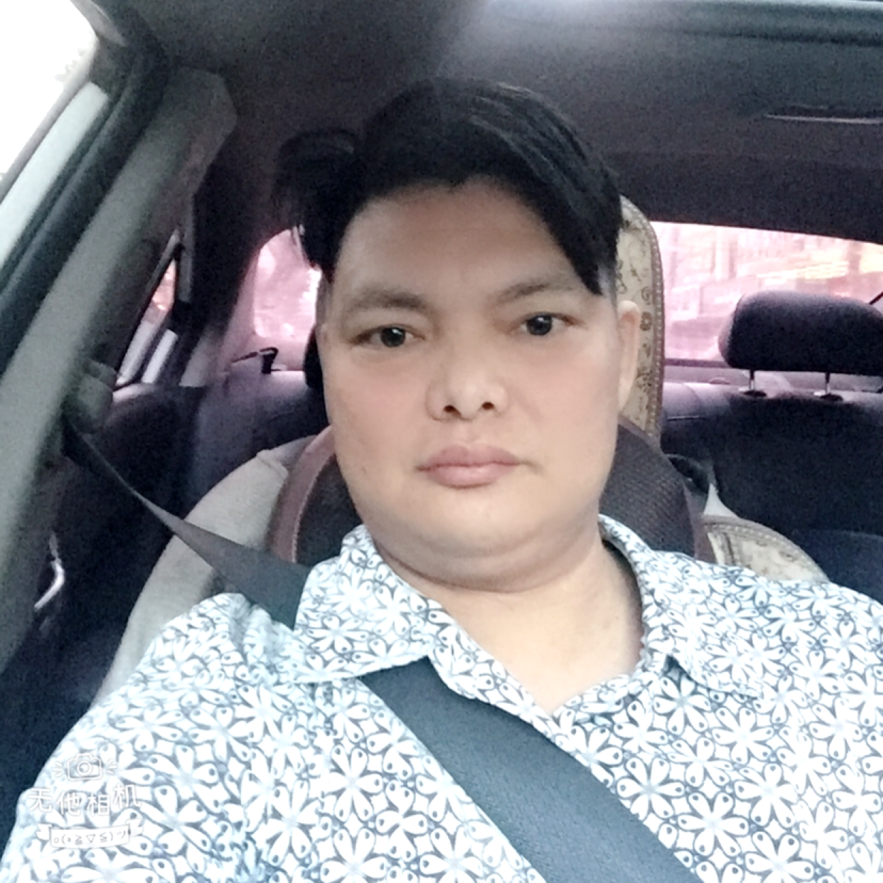 激昂闻板凳的照片