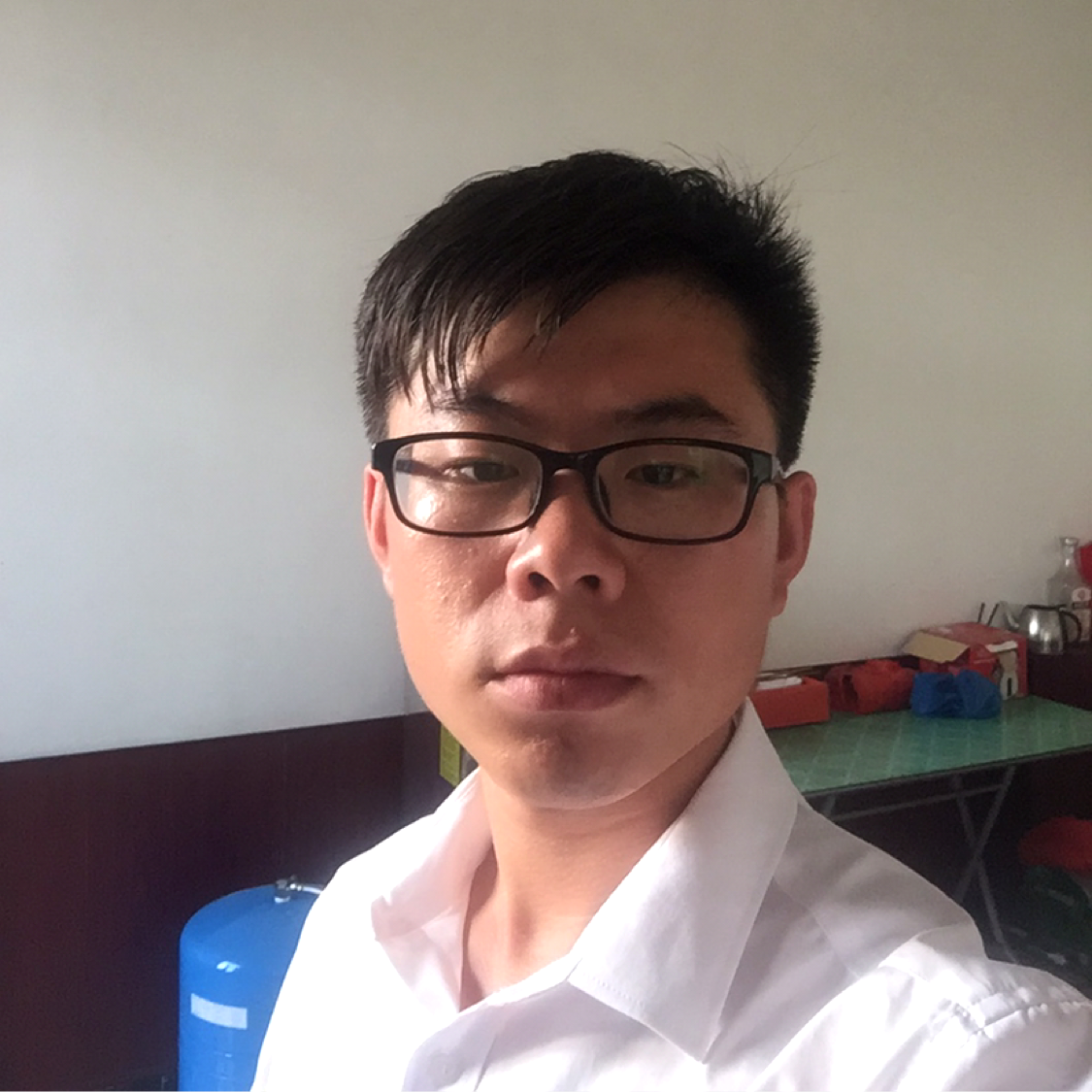 小白菜深拥专注的照片
