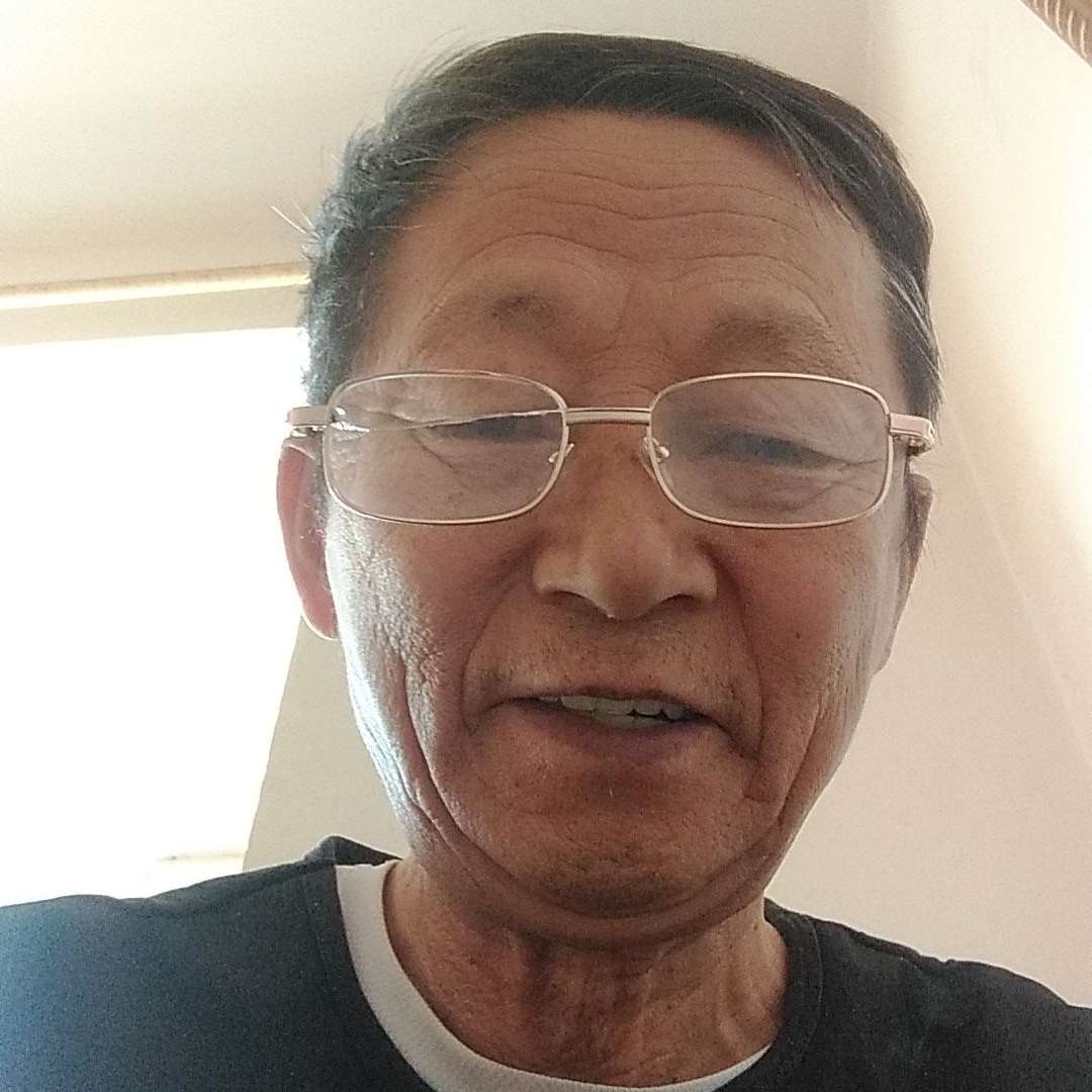 美女负责老顽童的照片