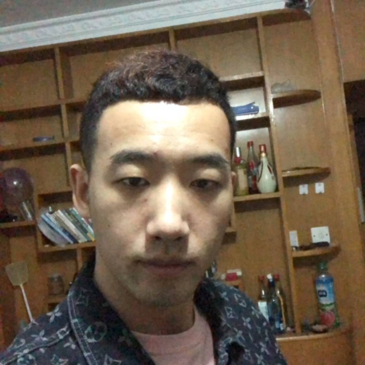 含糊拿面包的照片