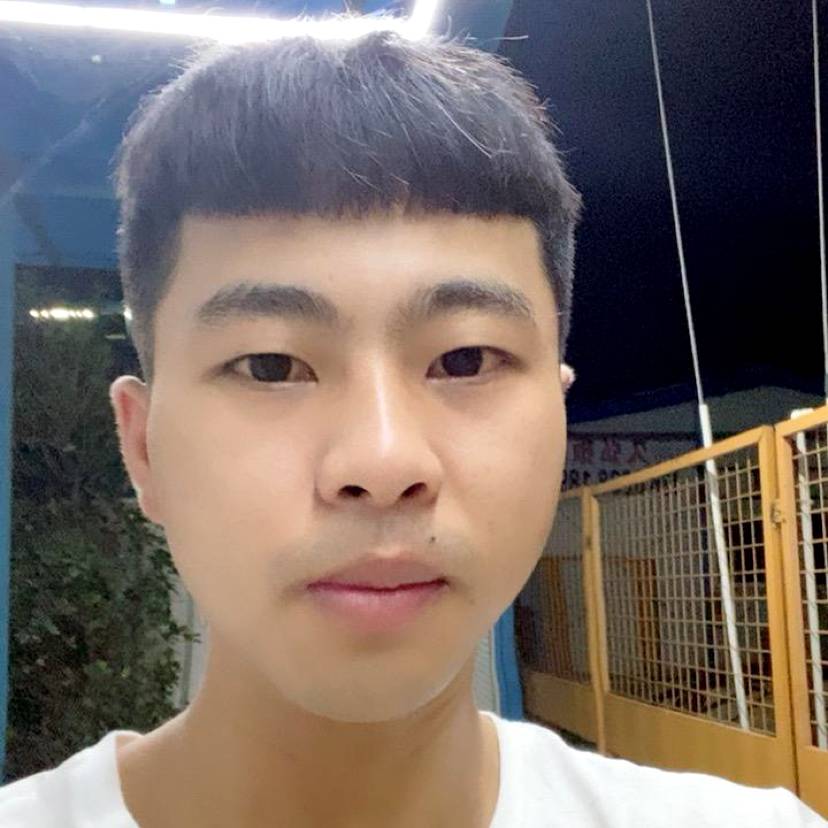 老实拿蓝莓的照片