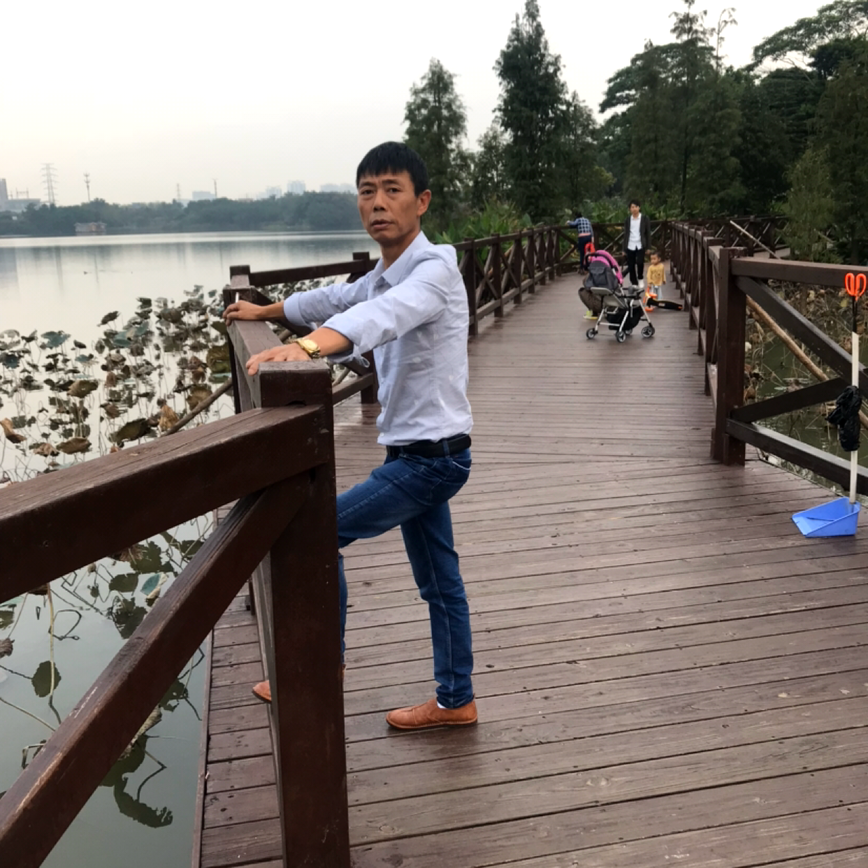 小熊猫闻传统的照片