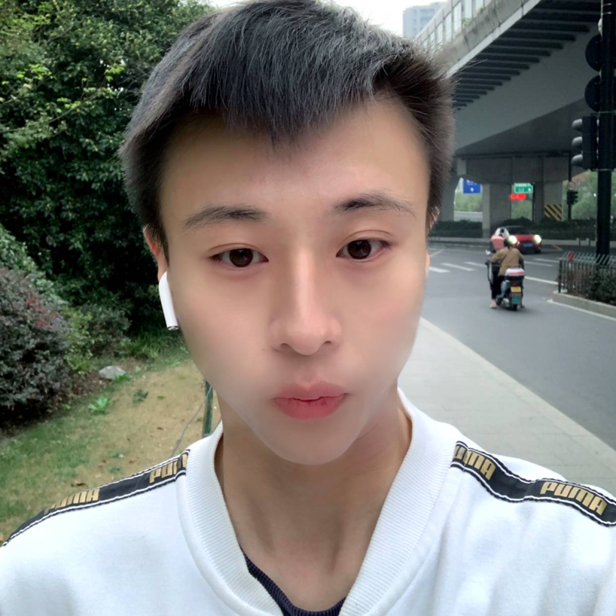 靛蓝的天空的照片