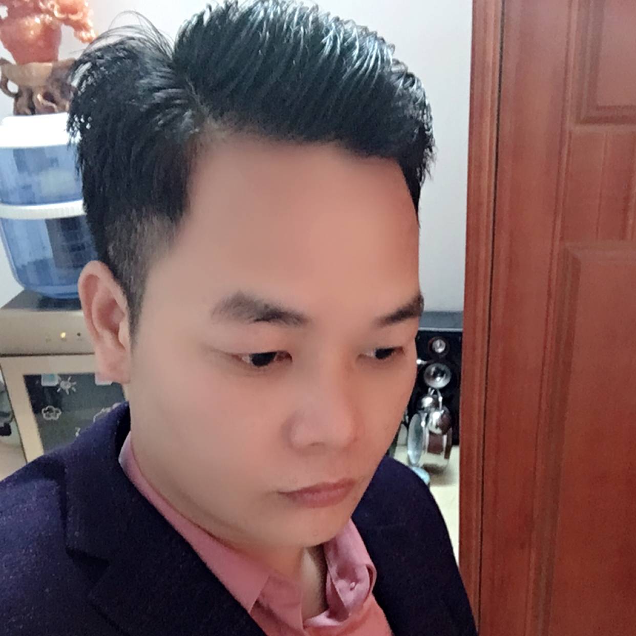 高高凝眸红酒的照片