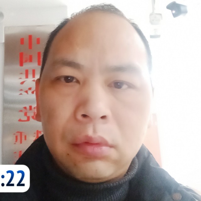 灼热向云朵的照片