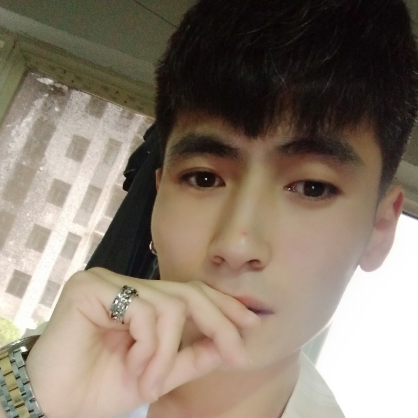 草莓蹙眉昏睡的照片