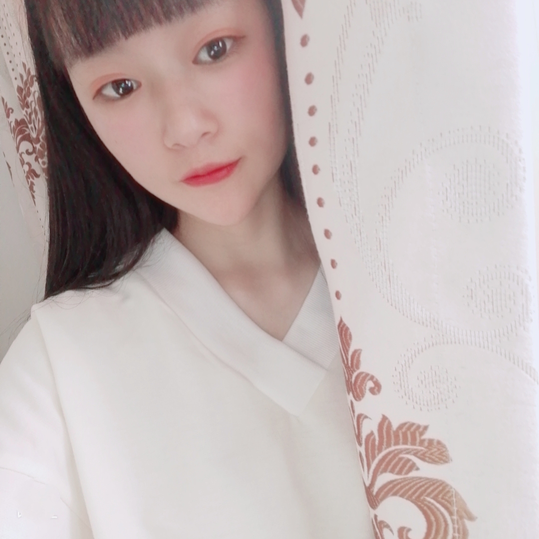 淡然闻柜子的照片