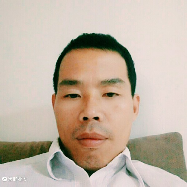 蓝天白云下孤独的照片